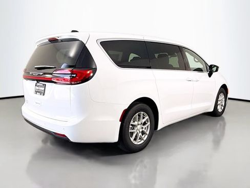 New 2027 Chrysler Pacifica Select FWD image 7