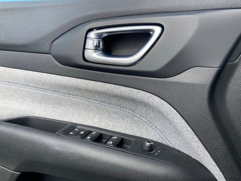 Used 2025 Jeep Compass Latitude image 13