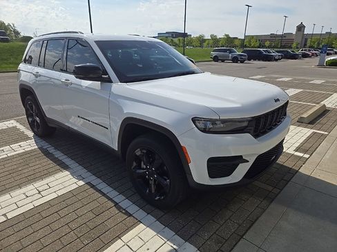 Used 2024 Jeep Grand Cherokee Altitude AWD/4WD image 3