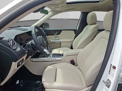 Used 2025 Mercedes-Benz GLB 250 4MATIC image 16