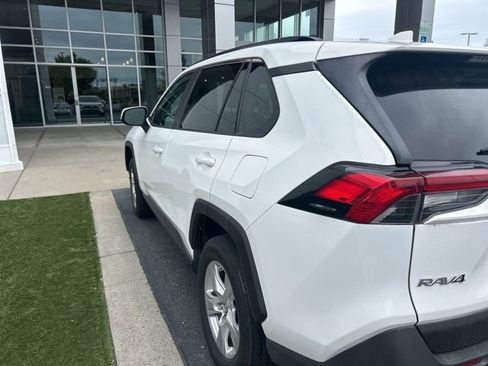 Used 2019 Toyota RAV4 XLE AWD/4WD image 10