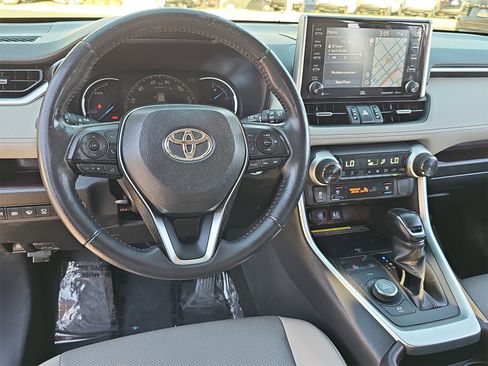 Used 2019 Toyota RAV4 Limited image 16