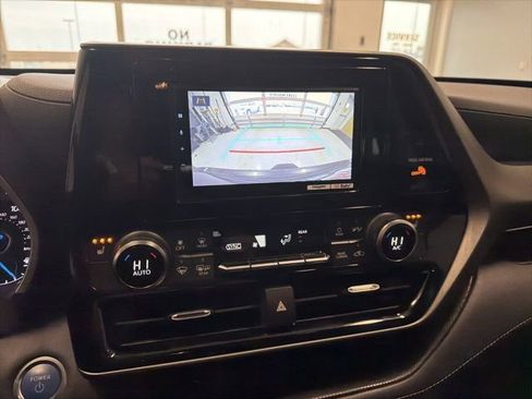 Used 2020 Toyota Highlander XLE image 3