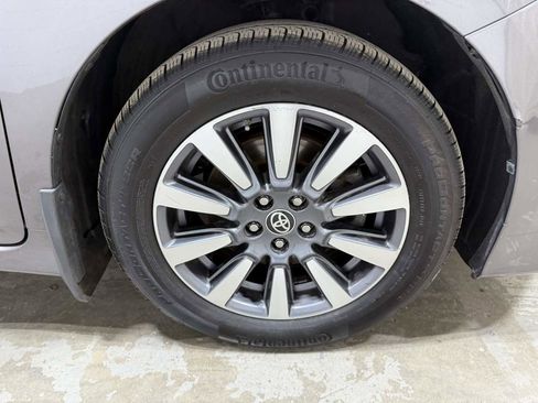 Used 2020 Toyota Sienna XLE w/ XLE Navigation Package image 6