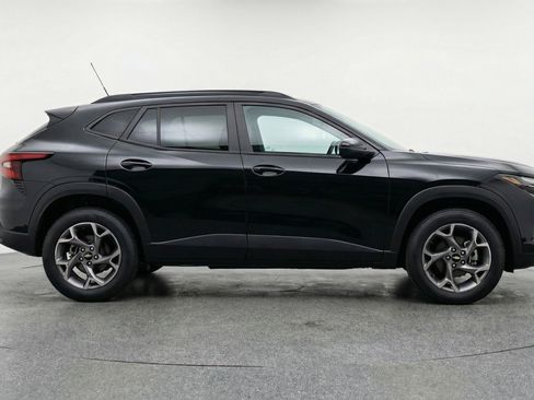 Used 2025 Chevrolet Trax LT w/ LT Convenience Package image 11