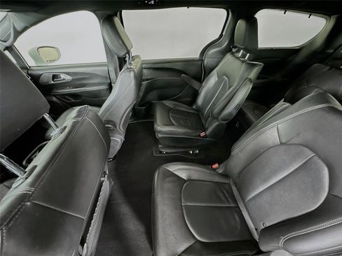 Used 2020 Chrysler Pacifica Touring-L w/ S Appearance Package image 20