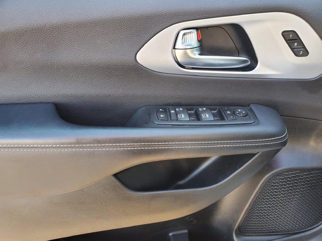 Used 2025 Chrysler Pacifica Limited FWD image 19