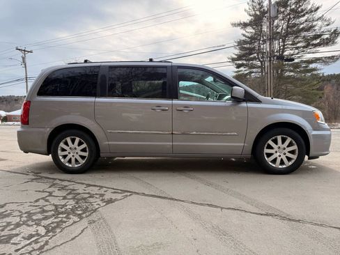 Used 2016 Chrysler Town & Country Touring image 4