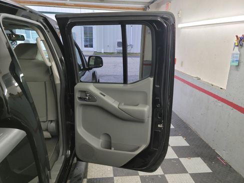 Used 2021 Nissan Frontier SV w/ Midnight Edition Floor Mats image 29