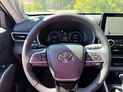 Used 2026 Toyota Highlander Limited AWD/4WD image 18
