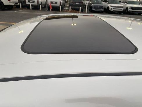 Used 2022 Toyota Avalon XSE image 2