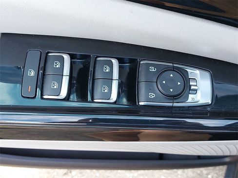 Used 2022 Kia Carnival EX image 24