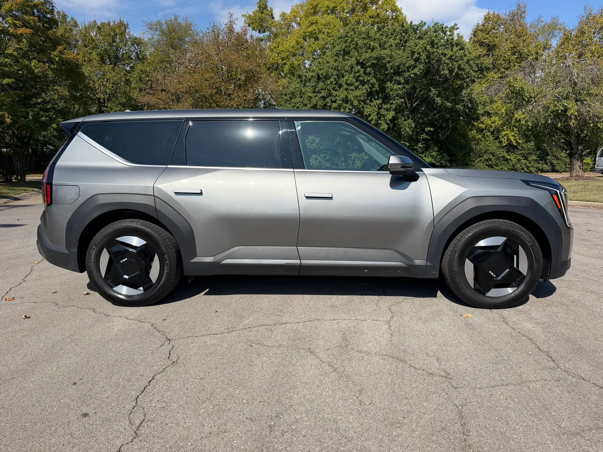 Used 2024 Kia EV9 Light Long Range RWD image 3
