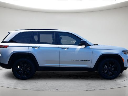 Used 2023 Jeep Grand Cherokee Altitude AWD/4WD image 2