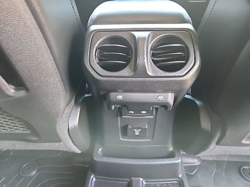 Used 2019 Jeep Wrangler Unlimited Rubicon w/ Dual Top Group AWD/4WD image 32