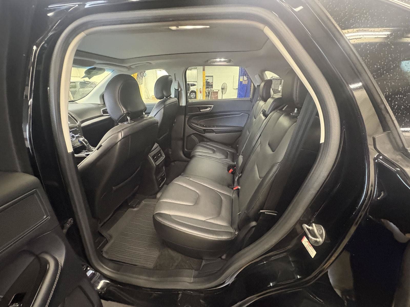 Used 2018 Ford Edge Titanium w/ Equipment Group 301A AWD/4WD image 24