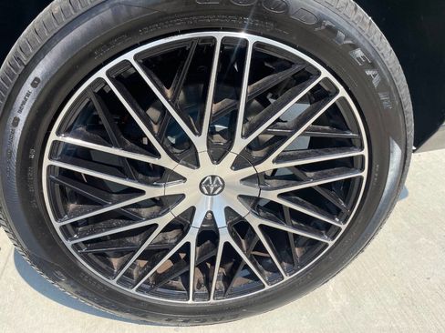 Used 2018 Cadillac Escalade Luxury RWD image 17