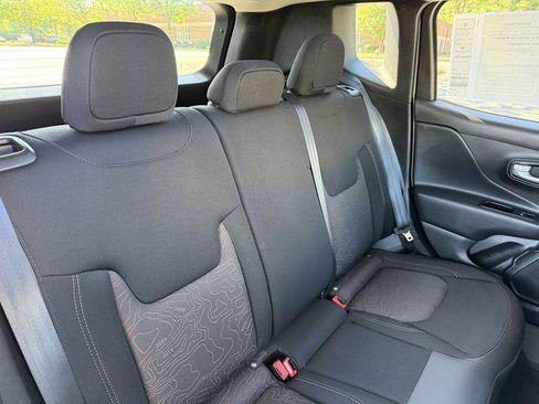 Certified 2023 Jeep Renegade Latitude w/ Sun/Sound Group AWD/4WD image 29