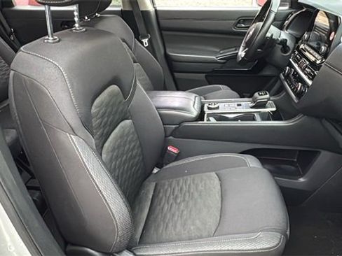 Used 2024 Nissan Pathfinder SV image 8