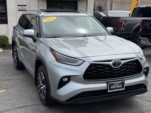 Used 2021 Toyota Highlander XLE AWD/4WD image 11