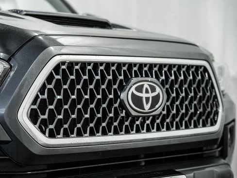 Used 2019 Toyota Tacoma TRD Sport image 10