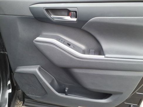 Certified 2023 Toyota Highlander XLE image 4