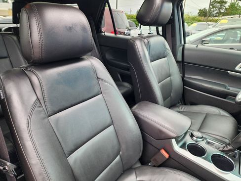 Used 2014 Ford Explorer XLT w/ Equipment Group 202A AWD/4WD image 32
