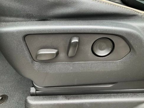 Used 2022 GMC Yukon XL SLT w/ SLT Premium Package image 6