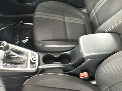 Used 2025 Hyundai Venue SEL image 32