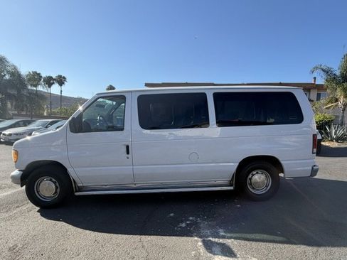 Used 2002 Ford E-150 and Econoline 150 Wagon RWD image 5