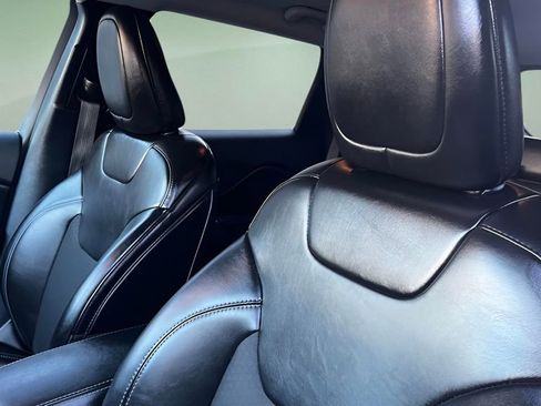 Used 2019 Jeep Cherokee Latitude Plus w/ Cold Weather Group image 17