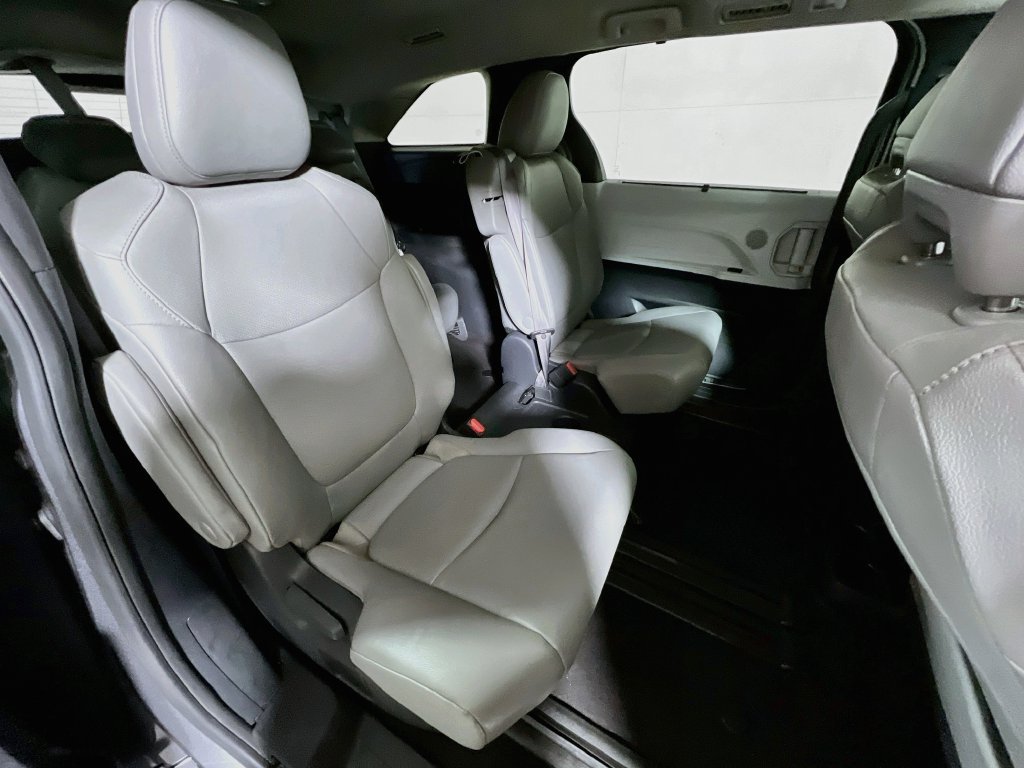 Certified 2025 Toyota Sienna XLE FWD image 25