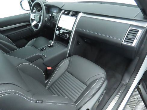Used 2024 Land Rover Discovery Dynamic SE image 17