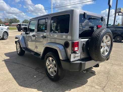 Used 2017 Jeep Wrangler Unlimited Sahara w/ Connectivity Group image 8
