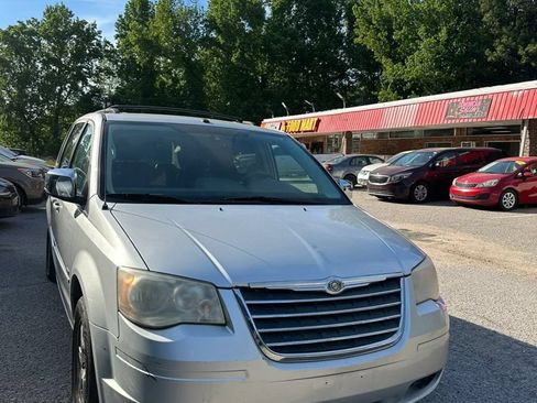 Used 2008 Chrysler Town & Country Touring FWD image 5