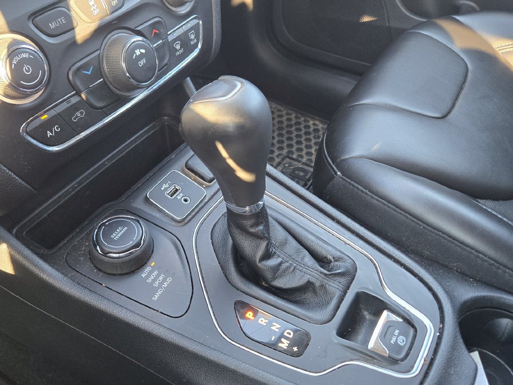 Used 2020 Jeep Cherokee Latitude Plus w/ Cold Weather Group AWD/4WD image 19