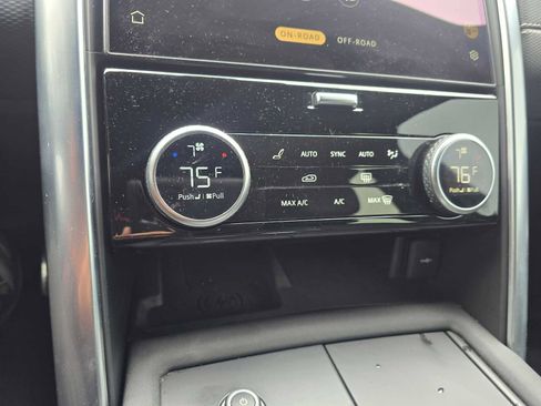 Used 2023 Land Rover Discovery Metropolitan Edition image 30