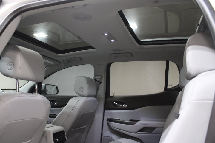 Used 2023 GMC Acadia SLT w/ Preferred Package AWD/4WD image 3
