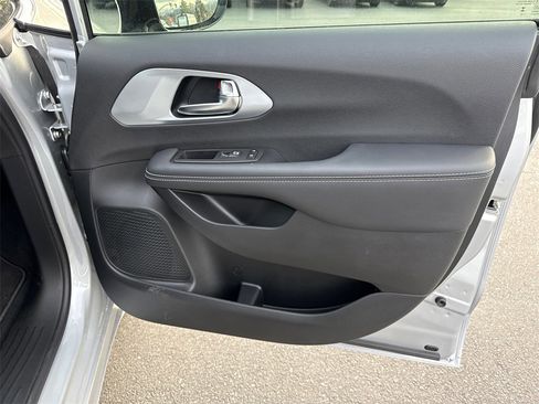 New 2026 Chrysler Pacifica Limited image 16