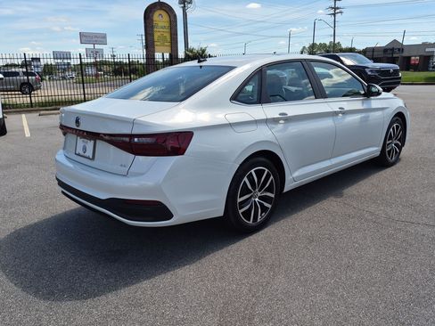 Used 2026 Volkswagen Jetta SE FWD image 3