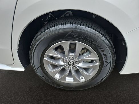 Used 2025 Toyota Sienna XLE FWD image 46