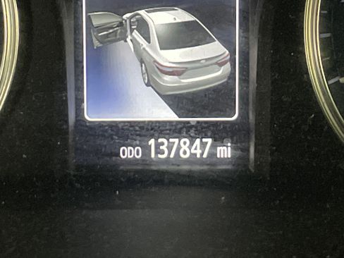 Used 2015 Toyota Camry LE FWD image 11