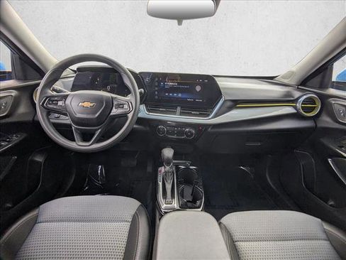 Used 2025 Chevrolet Trax LT FWD image 16