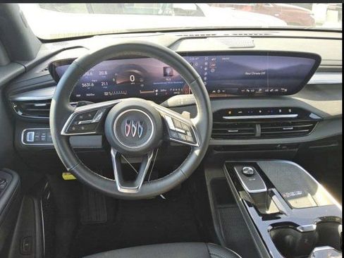 Used 2025 Buick Enclave Preferred image 2