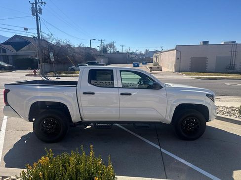 Used 2025 Toyota Tacoma SR image 5