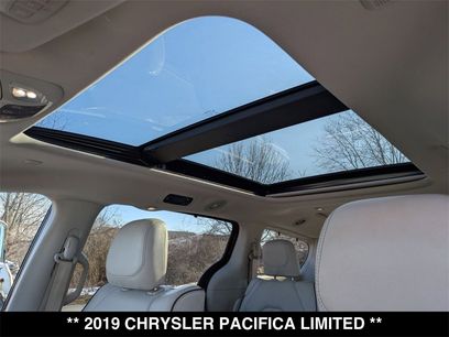 Used 2019 Chrysler Pacifica Limited w/ Advanced Safetytec Group