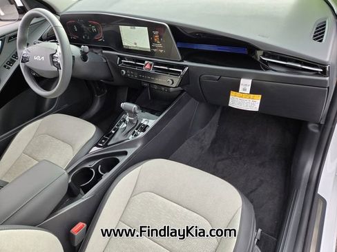 Certified 2025 Kia Niro SX image 22
