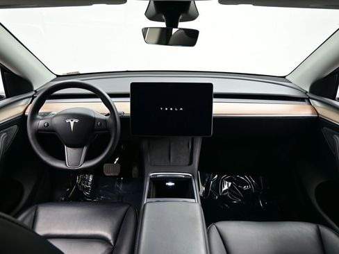 Used 2025 Tesla Model Y Long Range image 31