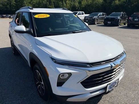 Used 2025 Chevrolet TrailBlazer LT AWD/4WD image 9