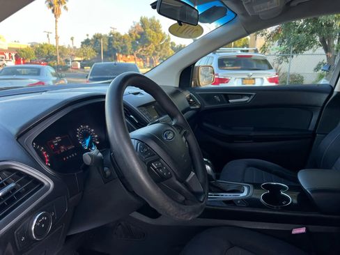 Used 2017 Ford Edge SE image 11